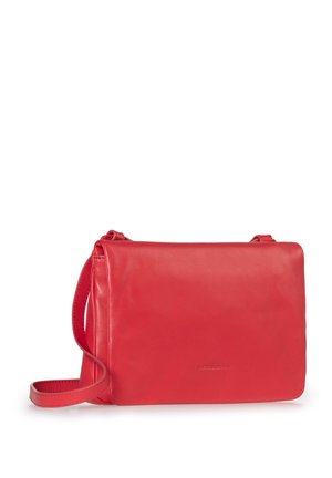 Rode leren crossbody tas met een gladde textuur, rechthoekige vorm en een dunne schouderriem. Heeft een subtiel geperst merkje.