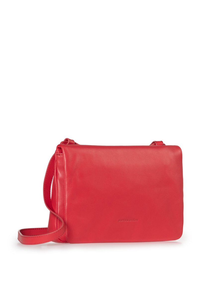 Borsa a tracolla rossa in pelle con una texture liscia, forma rettangolare e una sottile tracolla. Presenta un logo del brand inciso in modo discreto.