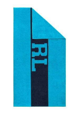 Serviette turquoise pliée dans le coin avec une rayure verticale bleu foncé affichant les lettres "R L" en turquoise contrastant.