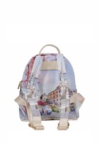 Zaino con un design floreale viola e rosa. Caratterizzato da spallacci regolabili, una maniglia superiore e una chiusura con zip. Materiale testurizzato.