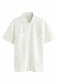 Chemise blanche à manches courtes en tissu doux, dotée d'un boutonnage à l'avant, de deux poches poitrine et d'un col. Texture lisse et coupe décontractée.
