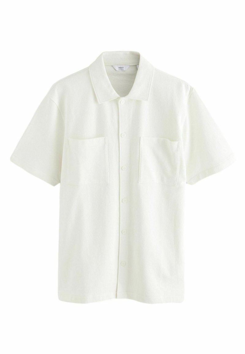 Chemise blanche à manches courtes en tissu doux, dotée d'un boutonnage à l'avant, de deux poches poitrine et d'un col. Texture lisse et coupe décontractée.