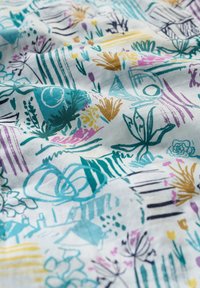 Tissu en coton présentant un motif floral et abstrait coloré en turquoise, jaune, violet et or sur fond blanc.