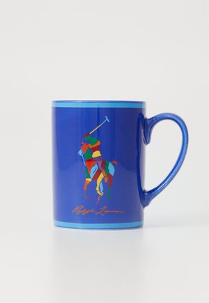 Caneca de cerâmica azul com um acabamento brilhante, apresentando um gráfico de jogador de polo multicolorido e "Ralph Lauren" em texto laranja na base.