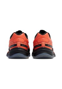 Rode en zwarte sportschoenen met een slank ontwerp, een gladde synthetische bovenkant, gestructureerde accenten en een duurzame rubberen loopzool.
