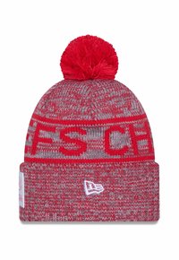 Beanie lavorato a maglia rosso e grigio con la parte superiore arrotondata, pom-pom, risvolto e un design di testo prominente. Realizzato in tessuto con un motivo testurizzato.