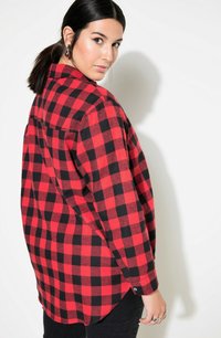 Rot-schwarz kariertes Button-Up-Hemd mit langen Ärmeln, einer Brusttasche und leicht abgerundetem Saum, aus strukturiertem Stoff.