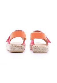Sandali espadrilles rosa e arancioni con suola in juta intrecciata, caratterizzati da cinturini regolabili e design aperto sul retro e piatto.