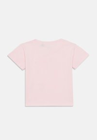 Ροζ κοντομάνικη μπλούζα από μαλακό ύφασμα, με στρογγυλή λαιμόκοψη και απλό σχέδιο, χωρίς επιπλέον λεπτομέρειες ή μοτίβα.