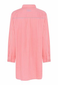 Camicia a maniche lunghe a righe rosa con colletto abbottonato, caratterizzata da strisce verticali bianche e un dettaglio sul retro. Il tessuto appare liscio.