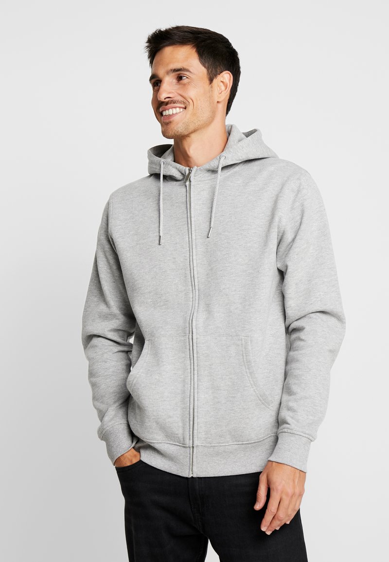 Grijze rits-hoodie van zacht fabric met een kangoeroezak, verstelbare trekkoordkap en geribde manchetten.