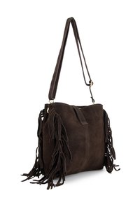 Brązowa torebka z zamszu z długimi, teksturowanymi frędzlami, regulowanym paskiem na ramię i miękkim, niestandardowym kształtem.