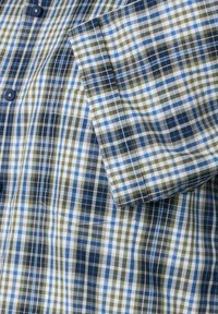 Kurze Ärmel, blau-grün karierte Hemd aus Baumwolle mit Knopfleiste, Brusttasche und strukturiertem Stoffmuster.