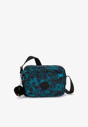 Mała prostokątna torba przez ciało z niebieskim i czarnym abstrakcyjnym wzorem, czarnym regulowanym paskiem, logo z przodu oraz czarnym futrzanym breloczkiem.