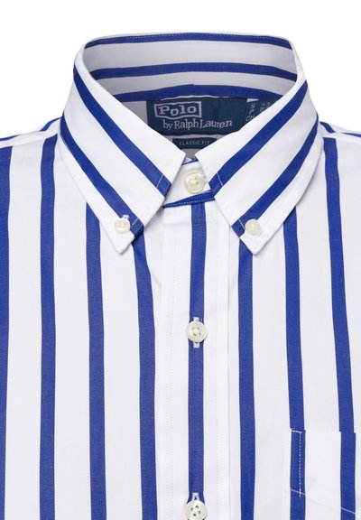 Weißes Hemd mit blauen vertikalen Streifen, klassischer Schnitt, mit Kragen, Brusttasche und weißen Knöpfen.