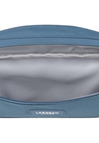 Kék textil tasak sima, világosszürke bélés belsővel. Cipzárral záródik, az elején "LARKSON" feliratos címke található.