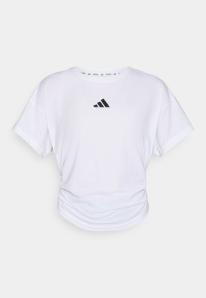 Valge lühikeste varrukatega T-särk, ümmarguse kaelusega, millel on must Adidas logo ülemisel rinnal ja pehme kogumise efekt vöökohas.