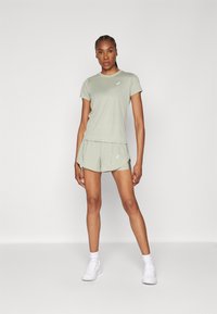 ASICS ROAD SHORT - Šortai „du viename“ - olive grey