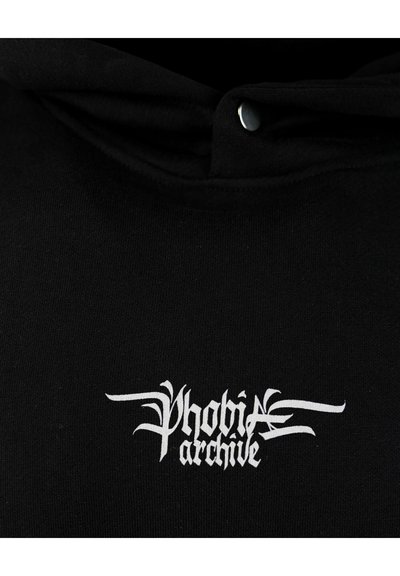 Felpa nera con cappuccio caratterizzata da un logo bianco "Phobium Archive" sul davanti, realizzata in tessuto morbido con cappuccio e un dettagli con bottone a pressione.