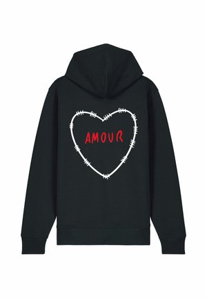 Sweat à capuche noir avec un grand motif de cœur blanc brodé au dos, comportant le mot "AMOUR" en rouge. Tissu doux, coupe décontractée.