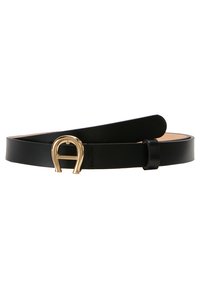 Cinturón de cuero negro con una hebilla de metal en tono dorado en forma de herradura. El diseño presenta una textura suave y un estilo minimalista.
