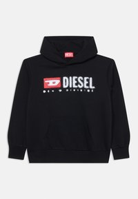 Hoodie noir en coton, doté d'une poche avant, de poignets côtelés et d'un logo graphique en rouge et blanc sur la poitrine.