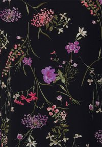 Tecido preto com padrão floral, apresentando flores rosas, roxas e brancas em vários tamanhos, entrelaçadas com caules e folhas verdes.