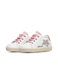 Zapatillas de cuero blancas con cordones rosas, diseño perforado y un detalle de estrella brillante. Suela de goma, suaves acentos rosas en el talón.