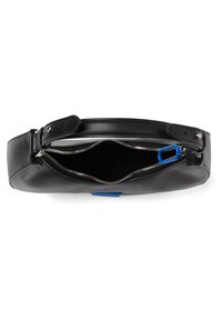 Bolso de cuero negro con cierre de cremallera, textura suave y forma elegante. Incluye un tirador de cremallera azul y correa ajustable.