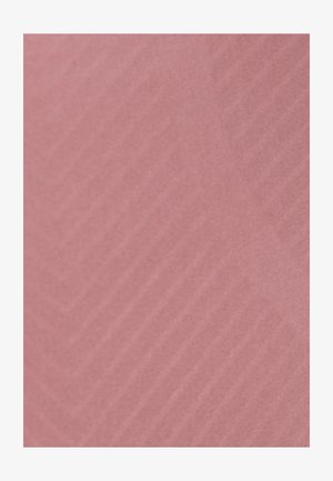 Zacht roze stof met een subtiele diagonaal geweven textuur, gelijkmatig verlicht, met fijne draden en gladde oppervlakdetails.