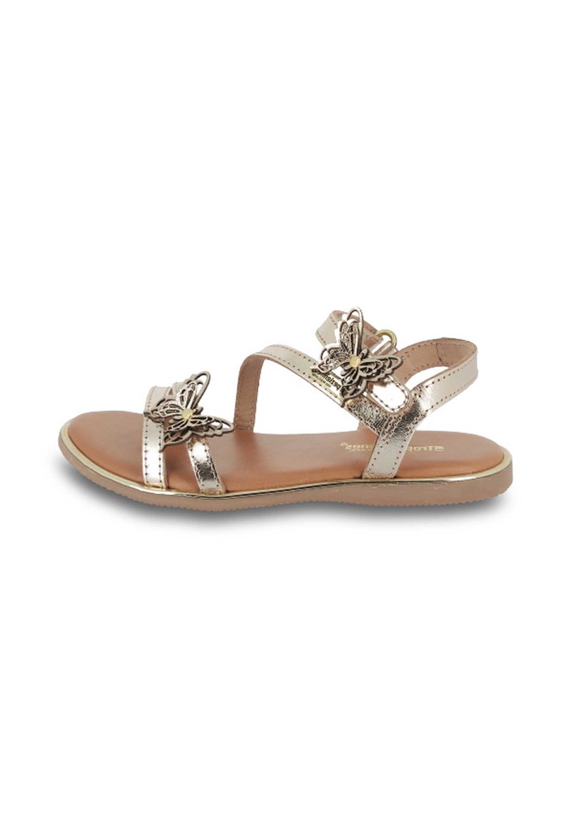 Sandali dorati scintillanti con due dettagli a farfalla, caratterizzati da suola piatta, design a punta aperta e cinturino regolabile alla caviglia.