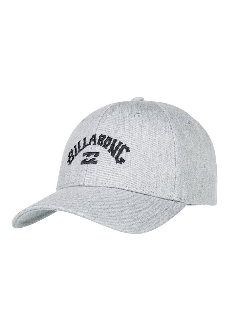 Gorra de béisbol Billabong gris claro con visera curva y logo bordado en negro en el panel frontal, sobre fondo blanco.