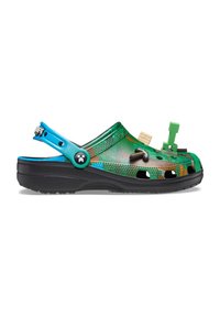 Groene en blauwe plastic klompen met uitsparingen, gestructureerd oppervlak en decoratieve Minecraft-thema charms op de bovenkant. Zwarte zool.