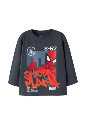 Ciemnoszara koszulka z długim rękawem z grafiką Spidermana pokazującego kciuk w górę, czerwony tekst "SPIDER-MAN," i biały logo Marvel na przodzie.