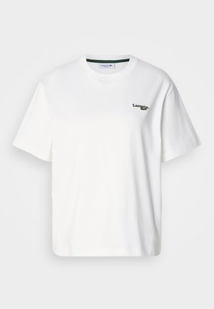Vit bomulls t-shirt med en avslappnad passform, med en grön broderad logotyp på vänster bröst och rund halsringning. Slät textur.