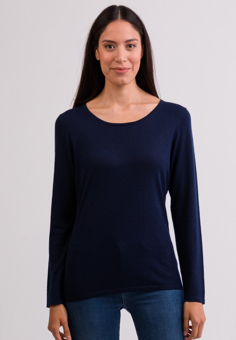 Maglietta a manica lunga blu navy, realizzata in un materiale morbido, con scollatura rotonda e fit rilassato. Dettagli con una texture liscia e cuciture minime.