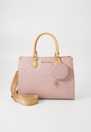 Sac cabas rose Valentino avec anses caramel, bandoulière large détachable et pochette ronde assortie fixée à l'avant.
