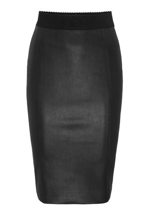 Czarna ołówkowa spódnica z eko skóry z elastycznym paskiem w talii, długość do kolan, gładka faktura i pionowe szwy po bokach z przodu.