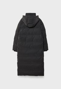 Lang sort pufferjakke med hætte, der har et quiltet design og en glat tekstur, som går ned til knæene og har brede ærmer.