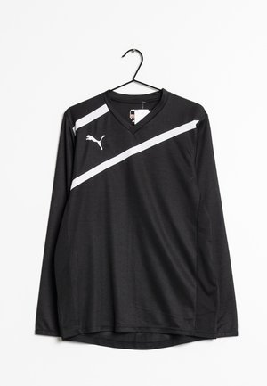 Czarna sportowa koszulka z długim rękawem z białymi ukośnymi paskami i logo Puma na lewej piersi, wisząca na czarnym wieszaku na białym tle.