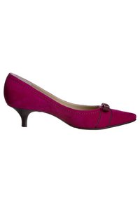 Décolleté in suede fucsia con punta affusolata e un piccolo dettaglio a volantino. Presenta un tacco basso e affusolato con cuciture a contrasto.