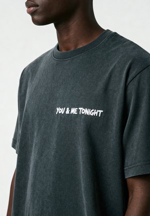 Mira Paris, YOU AND ME TONIGHT EMBROIDERY UNISEX HEAVYWEIGHT TEE 26 - T-shirt imprimé - washed black