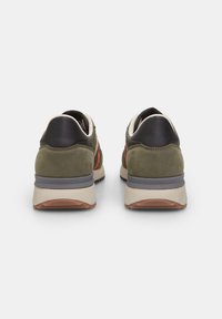 Bata Sneaker low - verde