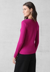 Cecil MIT RUNDHALS - Langarmshirt - pink