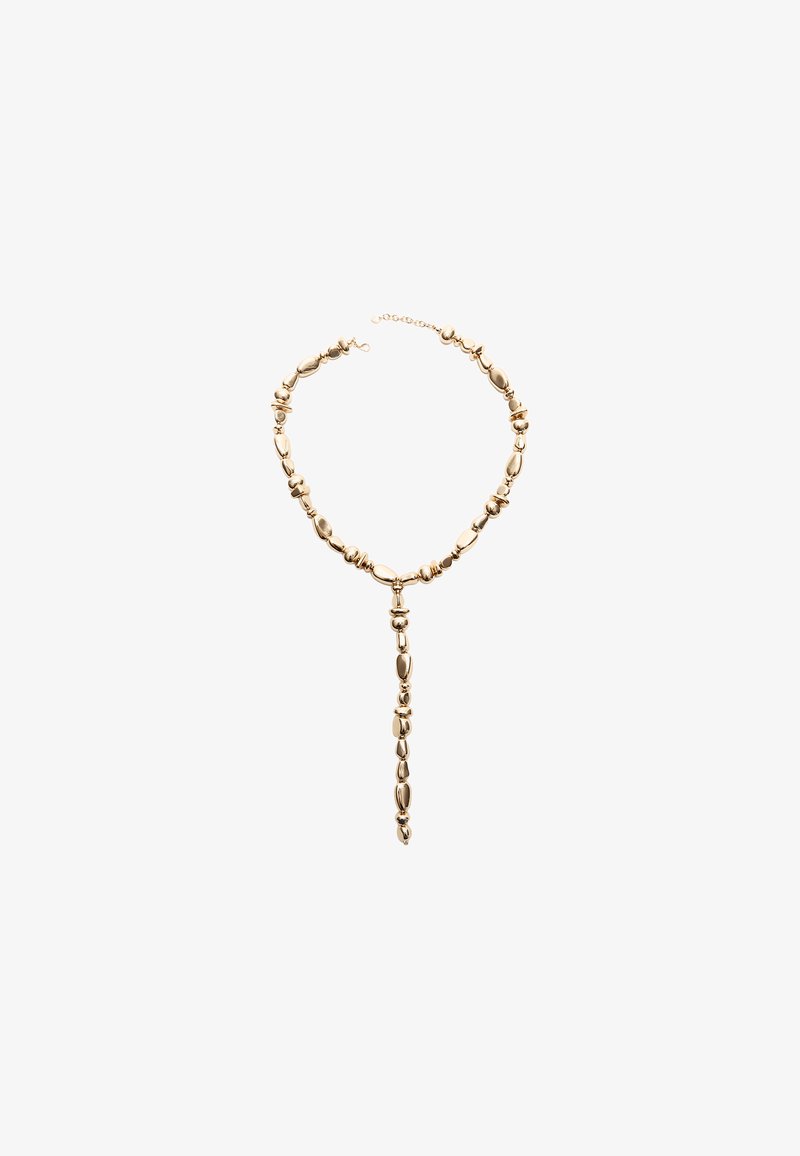 Collana d'oro con forme di perle ovali e tonde, caratterizzata da un pendente a goccia con una serie di perle più piccole. Include una chiusura a catena regolabile.
