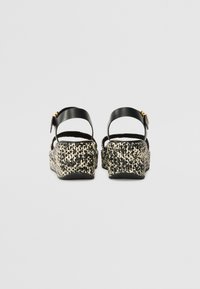 FitFlop PLATFFORMS WEDGE ANKLE STRAP SANDALS - Sandály na klínu - black/ivory mix