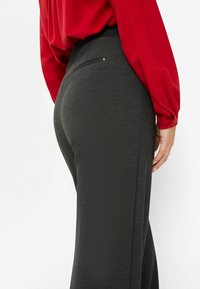 BRAX STYLE LILLYTH  - Stoffhose - anthra