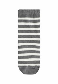 Chaussettes de cheville rayées en gris et blanc. Fabriquées en tissu doux avec une bordure côtelée. Elles présentent des rayures horizontales uniformes et un embout arrondi.
