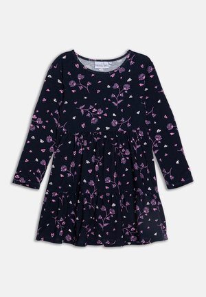 Abito a maniche lunghe in tessuto morbido, con gonna a balze, sfondo blu navy con motivi floreali e di cuori rosa e bianchi.