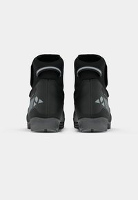 Sapatos de atletismo pretos com um design de tornozelo alto, apresentando uma superfície texturizada, detalhes cinzas e uma sola de borracha resistente.